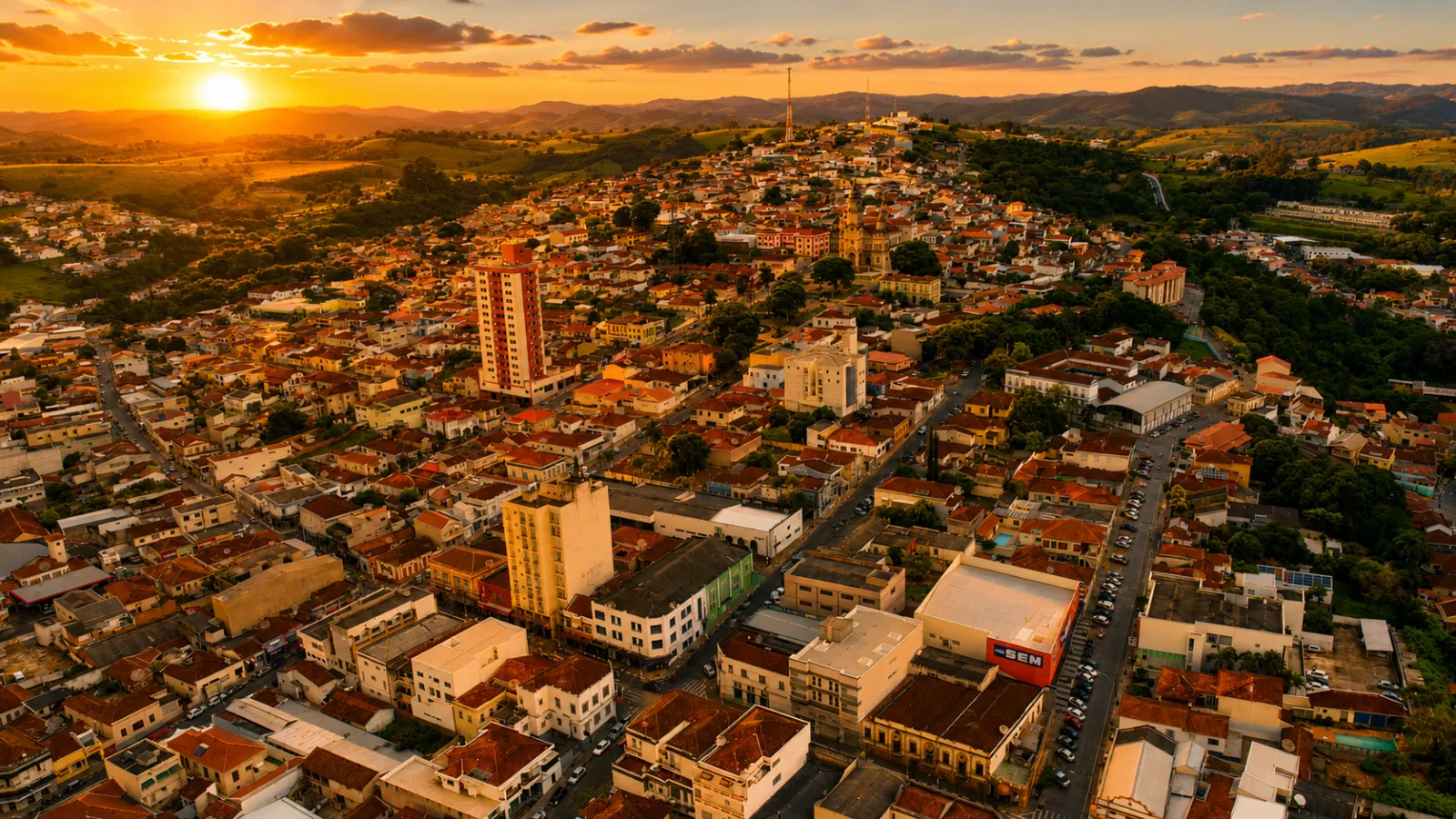 Composição ilustrativa do menino junto à porteira com a cidade ao fundo